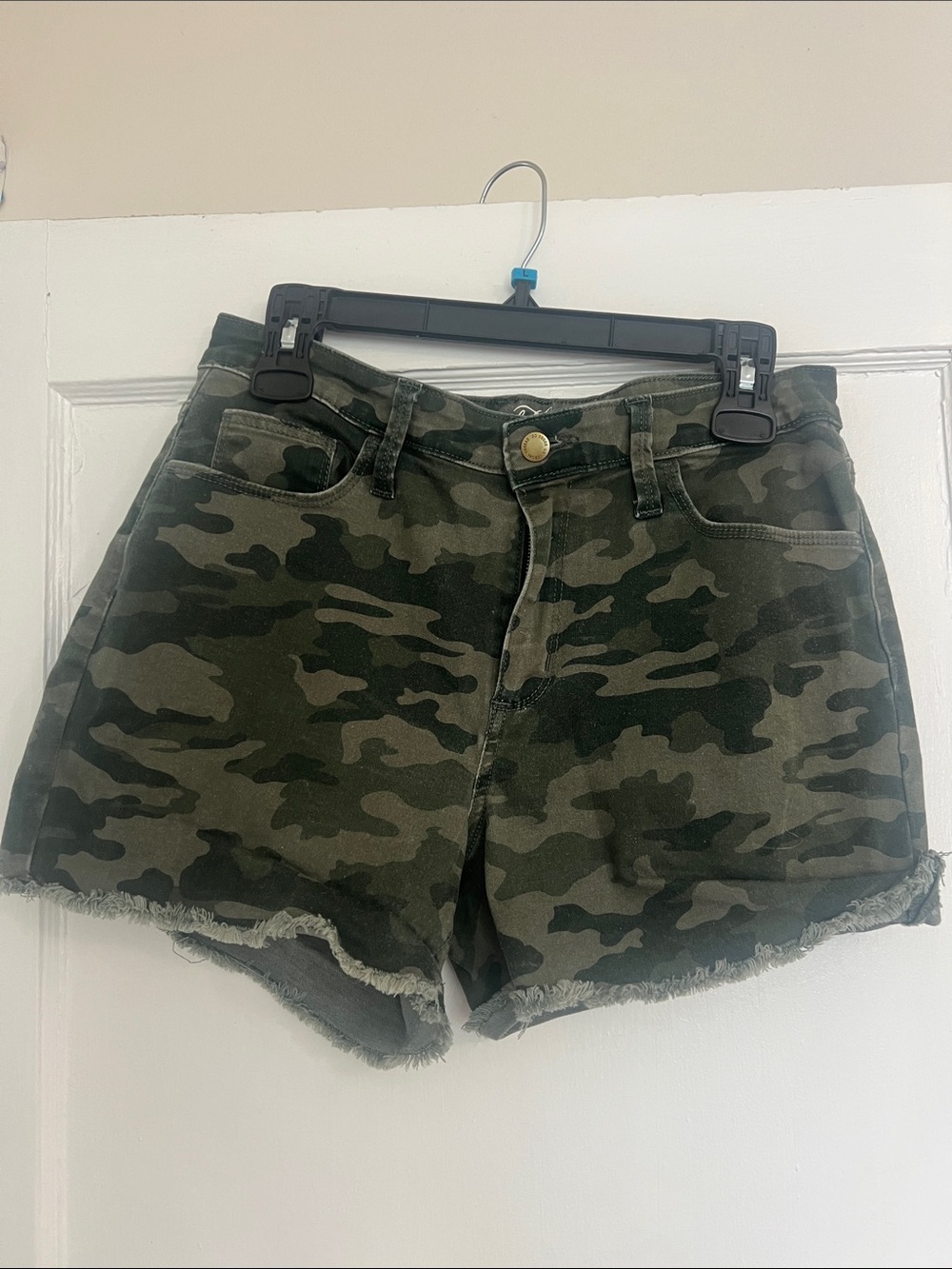 Universal Thread Women's Camo Frayed Hem Jean Shorts - Olive/Green